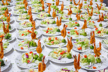 Platillo  de ensalada con camarones