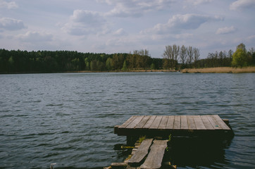 kładka na jeziorze
