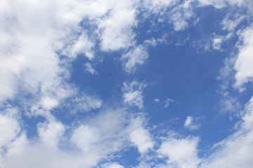 爽やかな青空と白い雲