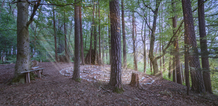 Steinlabyrinth, Schmiding, Panorama, Schildthurn, Zeilarn, Rottal-Inn, Niederbayern, Bayern, Deutschland, Steinkreis, Mystischer Ort, Spiritualit&auml;t, Ritual, Selbstfindung, Heilung, Feen, Abendstimmung