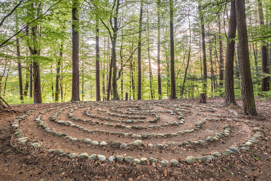 Steinlabyrinth, Schmiding, Schildthurn, Zeilarn, Rottal-Inn, Niederbayern, Bayern, Deutschland, Steinkreis, Mystischer Ort, Spiritualit&auml;t, Ritual, Selbstfindung, Heilung, Feen