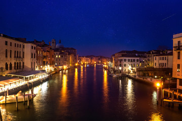 Rialto Bridge in Italy at night

