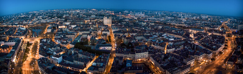 panoramique vue aérienne au coucher du soleil sur la vielle ville de Nantes