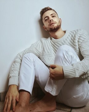 un bel ragazzo che si fa un selfie a casa