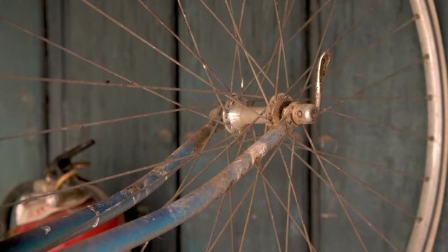 Bicicleta vieja colgada abandonada