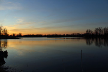 Fototapeta na wymiar Peace in a beautiful sunset on the lake.