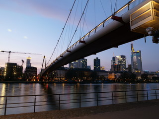 deutschland europa frankfurt main fluß panorama brücke lichter  stadt blick gebäude nacht 
