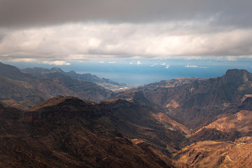 Fototapeta na wymiar Beautiful arid scene of Gran Canaria's mountains in center of the island