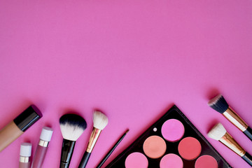 Maquillaje sobre fondo rosado