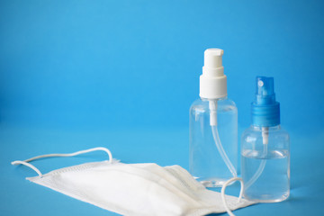 Frascos de alcohol y mascarilla