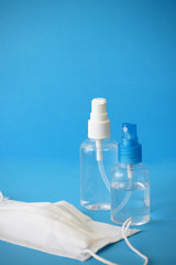 Frascos de alcohol y mascarilla