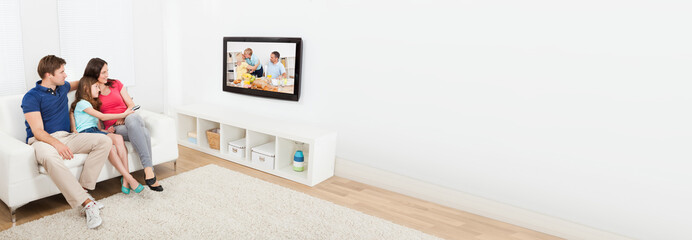 Obraz premium Affectionate Family Watching TV