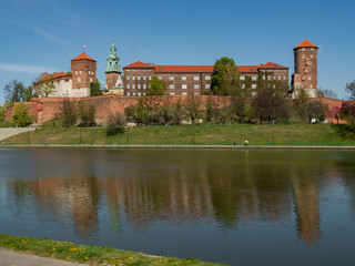 Obraz premium The former Royal residence of Polish monarchy, Wawel Castle, Krakow, Poland. Spring time, view from the Vistula river boulevard.