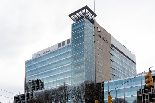 Pittsburgh, Pennsylvania, USA - January 11, 2020: Sign Of BNY Mellon On The Building In Pittsburgh. The Bank Of New York Mellon Corporation Is An American Banking And Financial Services Company. 