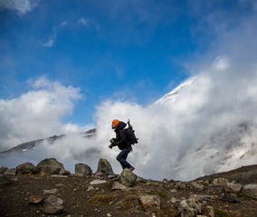 Obraz premium hiker in the mountains with camera