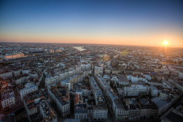 Obraz premium vue aérienne au coucher du soleil sur la vielle ville de Nantes