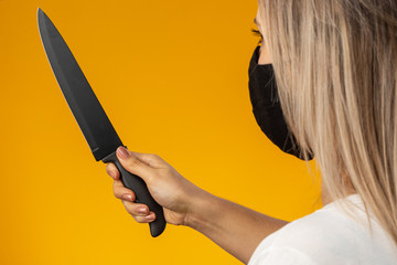 Mulher máscara faca