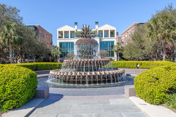 Naklejka premium Charleston, South Carolina, USA - February 28, 2020: Pineapple Fountain at the Waterfront Park in Charleston, South Carolina, USA. Pineapple Fountain is a focal point in the park. 