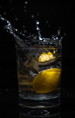 Spritzig sauer: Zitronenwasser.