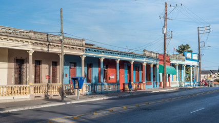 Fototapeta na wymiar casas coloridas en cienfuegos cuba