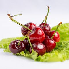 montaña de cerezas sobre hoja de lechuga