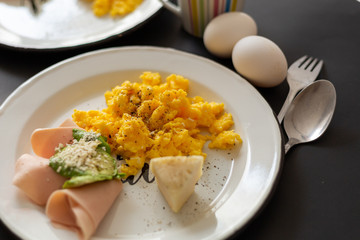 Huevos con verdura y grasas sanas, listos para una dieta keto, la cual ayudará a bajar de peso de una forma saludable y llena de carbohidratos de buena calidad, aguacate, quesos, café  en desayuno.