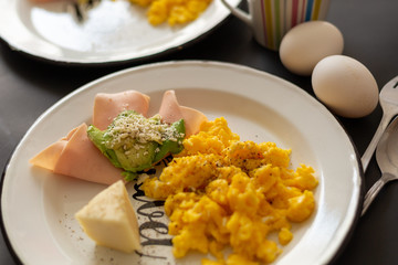 Huevos con verdura y grasas sanas, listos para una dieta keto, la cual ayudará a bajar de peso de una forma saludable y llena de carbohidratos de buena calidad, aguacate, quesos, café en desayuno.