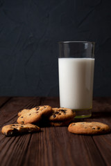 glass of milk and cookies