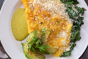 Huevos con verdura y grasas sanas, listos para una dieta keto, la cual ayudará a bajar de peso de...