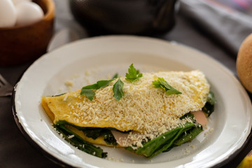 Huevos con verdura y grasas sanas, listos para una dieta keto, la cual ayudará a bajar de peso de una forma saludable y llena de carbohidratos de buena calidad, aguacate, quesos, café  en desayuno.