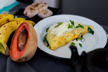 Huevos con verdura y grasas sanas, listos para una dieta keto, la cual ayudar&aacute; a bajar de peso de una forma saludable y llena de carbohidratos de buena calidad, aguacate, quesos, caf&eacute;  en desayuno.
