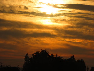 Atardecer. el sol se esconde. Fotografía de paisaje . momento de tranquilidad 