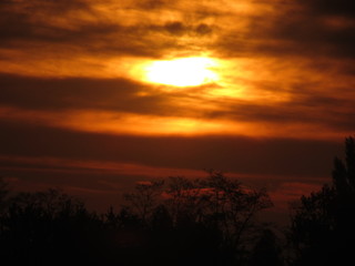 Atardecer. el sol se esconde. Fotografía de paisaje . momento de tranquilidad 