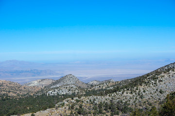 미국 서부의 광활한 대지와 산들 그리고 푸른 하늘