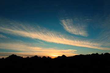 석양시간대, 거대한 바위와 암석의 실루엣