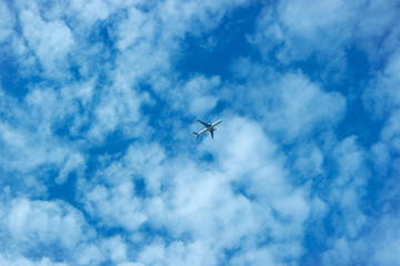 상공을 가르고 있는 비행기와 하늘