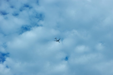 Fototapeta na wymiar 상공을 가르고 있는 비행기와 하늘