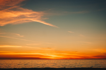 타들어가는 하늘과 석양이 드리우는 산타모니카 해변