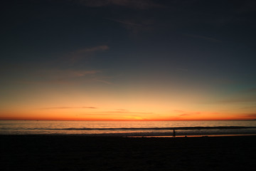 Fototapeta na wymiar 타들어가는 하늘과 석양이 드리우는 산타모니카 해변