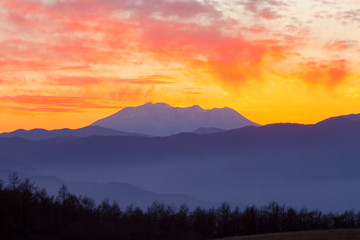 御岳山と夕焼け空、長野県岡谷市高ボッチ高原にて