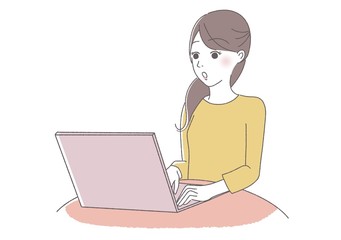 パソコン画面を見て驚く女性