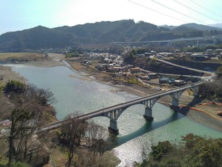 高台から見た小倉橋と相模川（神奈川県相模原市）