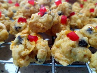 Red pearl biscuit. The main ingredients are flour, cornflakes, chocolate chips, and cherries. Cook in a hot oven.