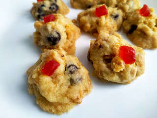 Red pearl biscuit. The main ingredients are flour, cornflakes, chocolate chips, and cherries. Cook in a hot oven.