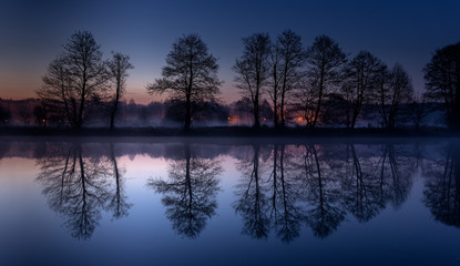 Wschód słońca nad rzeką Pilicą. Na przełomie niebieskiej i złotej godziny. © Arkadiusz Baczyk