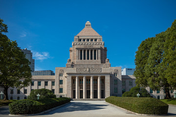 国会議事堂正面外観。国会議事堂は1936年竣工、東京都千代田区永田町にある。午前中の光線。