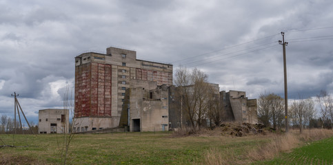 Fototapeta na wymiar abandoned factory in the countryside