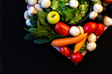 Ensalada lista para comer, llena de vegetales y para una dieta baja en carbohidratos o keto, llena...