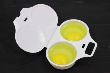 A container for cooking eggs in the microwave. How to cook an omelet in the microwave. A device for instant cooking.