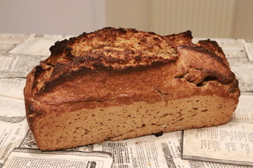 Pan de masa madre hecho en casa de harina de centeno integral y blanca